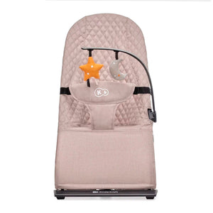 Hamaca bebé Kinderkraft MIMI beige vista frontal, tela acolchada con costuras en rombo, arco con juguetes ballena y estrella, base de madera natural