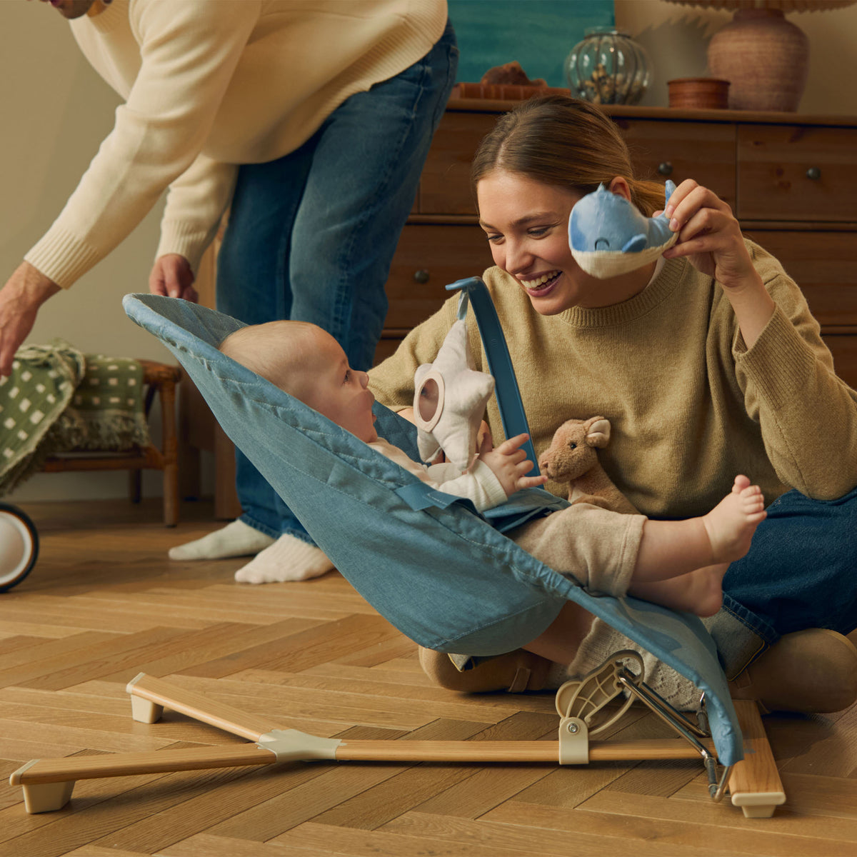 Mamá jugando con su bebé en hamaca Kinderkraft MIMI Nordic Breeze, diseño nórdico minimalista con balanceo natural, arco con juguetes desmontable incluido