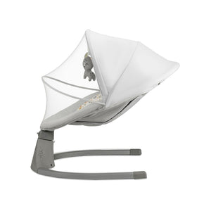 Vista lateral mecedora eléctrica Kinderkraft LUMI 2 gris claro con mosquitera, posición reclinada y altavoz integrado en la base