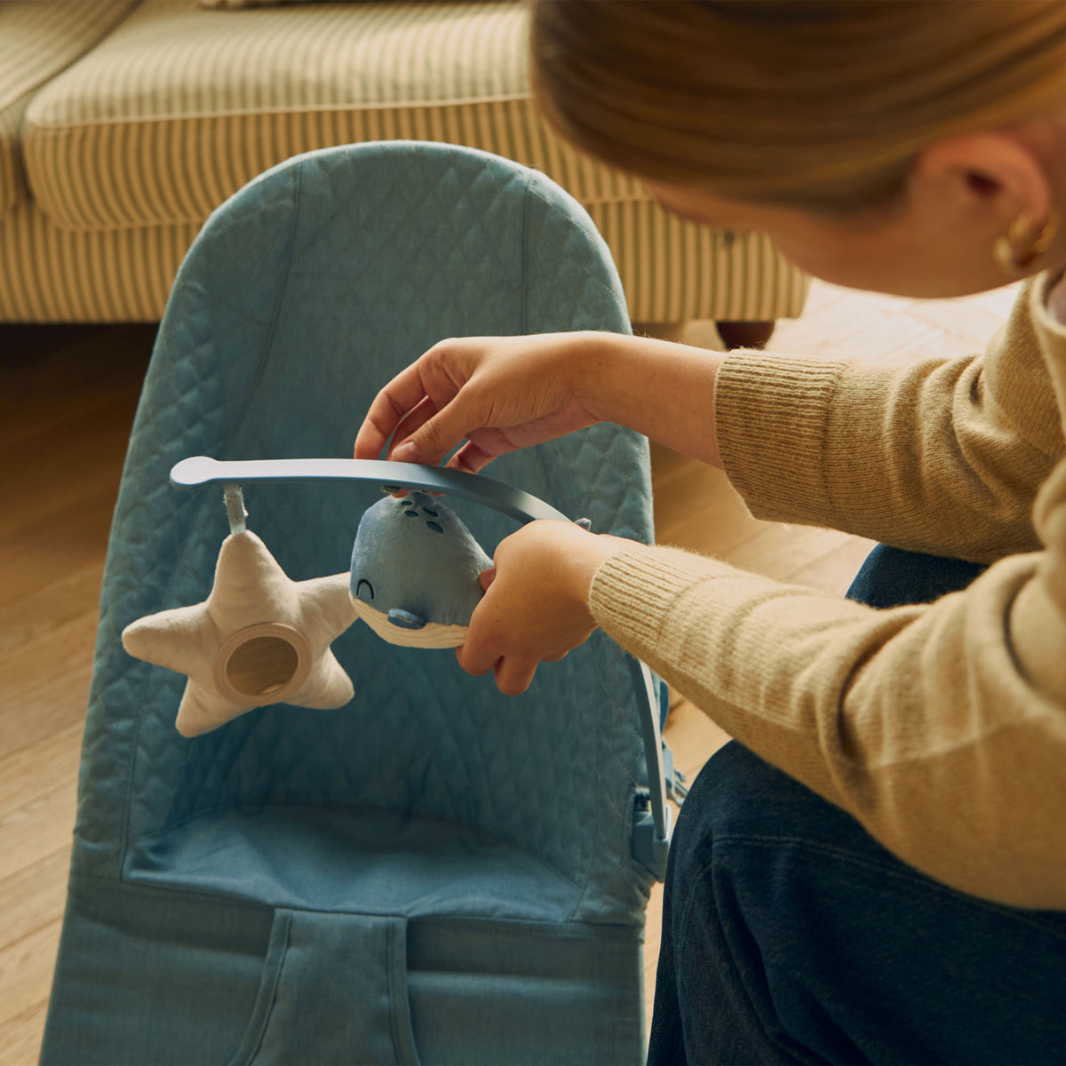 Detalle arco desmontable hamaca bebé Kinderkraft MIMI Nordic Breeze con 2 juguetes sensoriales estrella y ballena, fácil de instalar y retirar