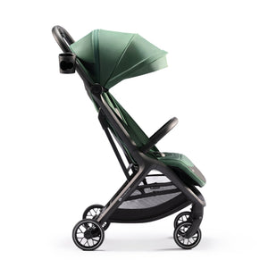 Coche de paseo Kinderkraft NUBI 2 verde en posición sentada, vista lateral con capota impermeable UPF50+, portavasos y ruedas PU 360°