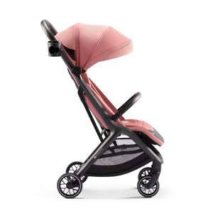 Coche de paseo Kinderkraft NUBI 2 rosa en posición sentada, vista lateral con capota impermeable UPF50+, portavasos y ruedas PU 360°