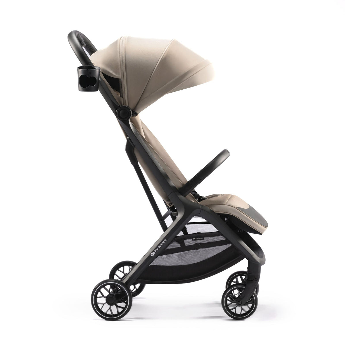 Coche de paseo Kinderkraft NUBI 2 beige en posición sentada, vista lateral con capota impermeable UPF50+, portavasos y ruedas PU 360°