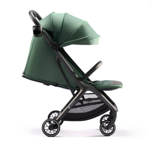 Coche de paseo Kinderkraft NUBI 2 verde con respaldo reclinado a posición tumbada, apto para recién nacido, vista lateral