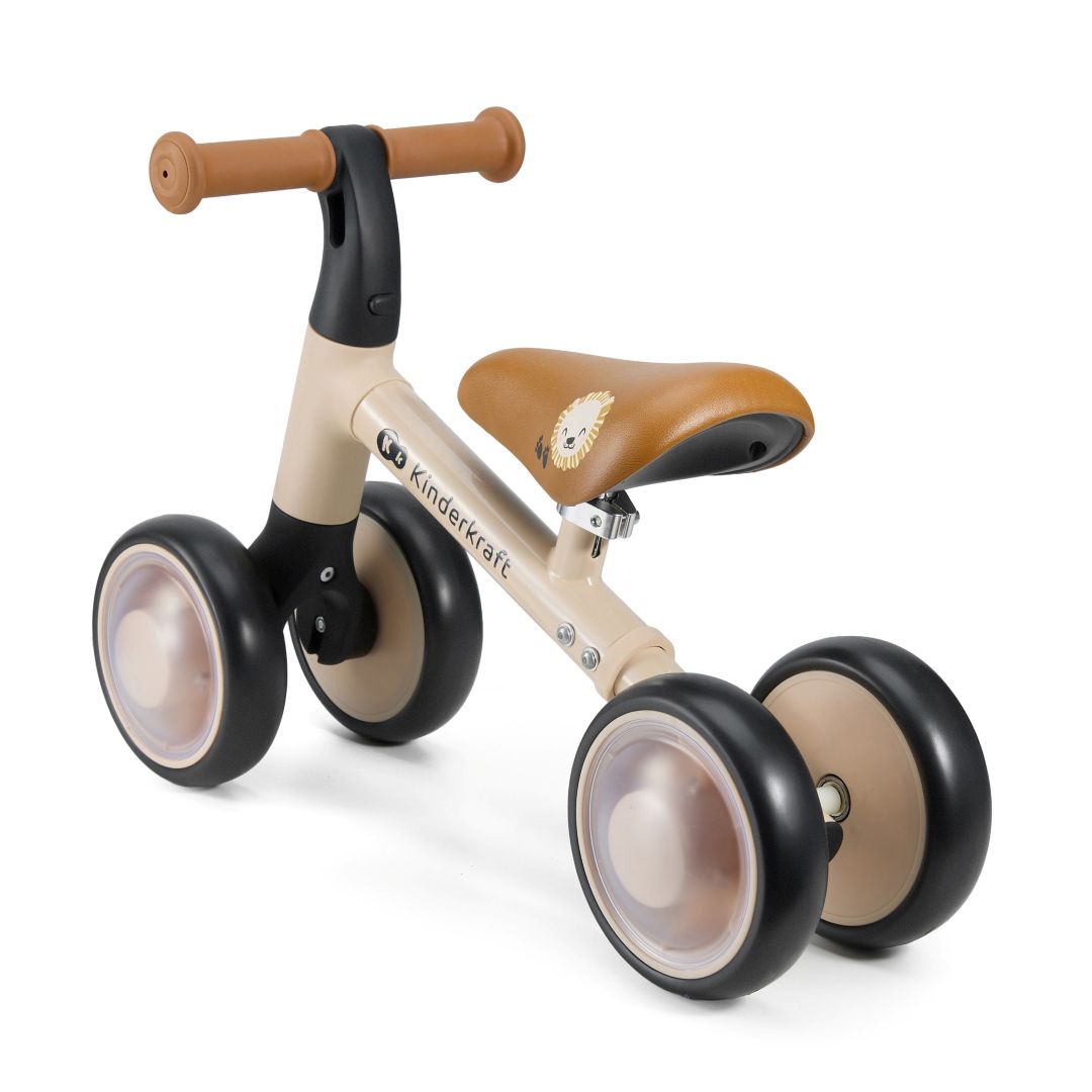 Triciclo correpasillos Kinderkraft CUTIE FLASH beige con ruedas con rodamiento ABEC-7 y luces LED RGB, sillín acolchado ajustable. Andador con estructura de acero estable. Vista trasera.