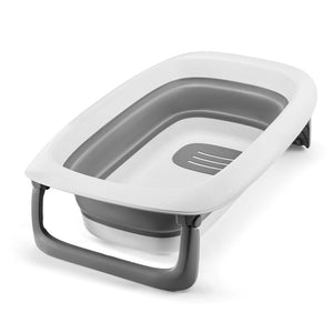 Bañera bebé plegable Kinderkraft BUBBLY desplegada sobre patas grises, vista angular con interior antideslizante, estructura estable y ligera