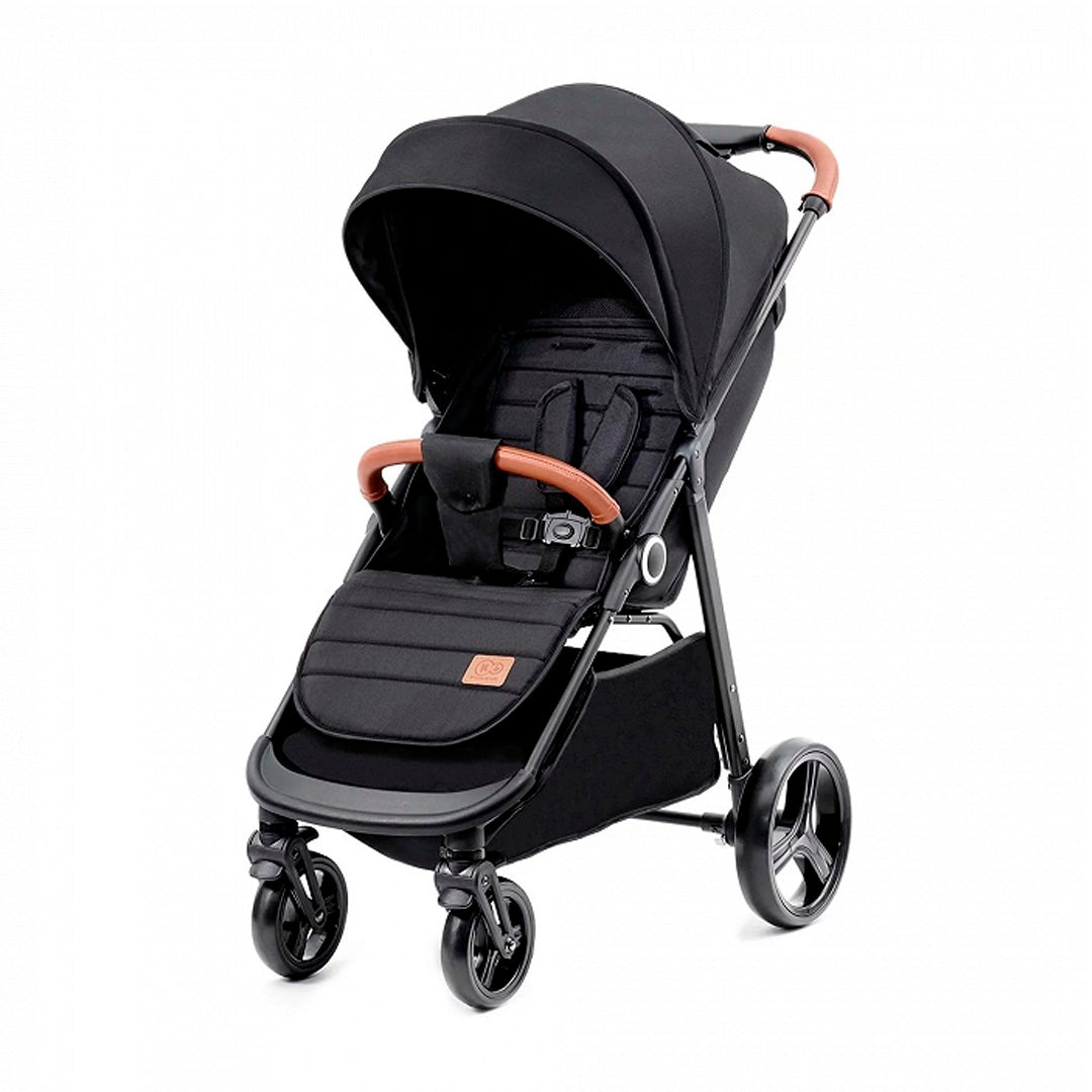 Coche de paseo bebé Kinderkraft GRANDE PLUS negro vista frontal, asiento espacioso con cinturón ajustable de 5 puntos, capota extensible y ruedas delanteras giratorias 360°