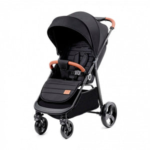 Coche de paseo bebé Kinderkraft GRANDE PLUS negro vista frontal, asiento espacioso con cinturón ajustable de 5 puntos, capota extensible y ruedas delanteras giratorias 360°