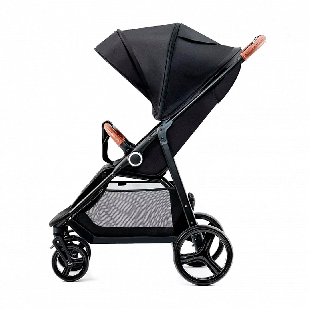 Coche de paseo bebé Kinderkraft GRANDE PLUS negro vista frontal, asiento espacioso con cinturón ajustable de 5 puntos, capota extensible y ruedas delanteras giratorias 360°