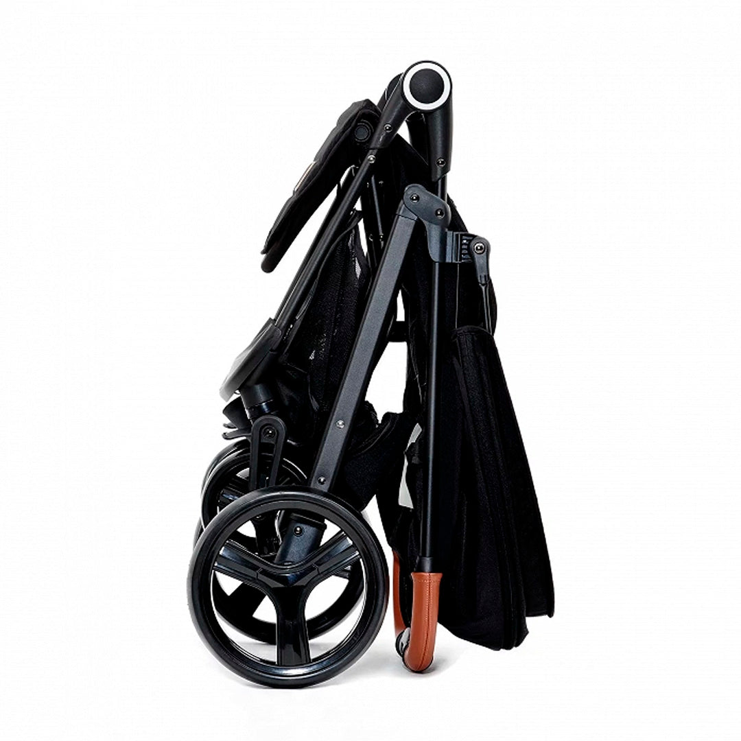 Coche de paseo Kinderkraft GRANDE PLUS negro plegado con sistema Click & Fold una sola mano, compacto y estable, ruedas antipinchazos con suspensión