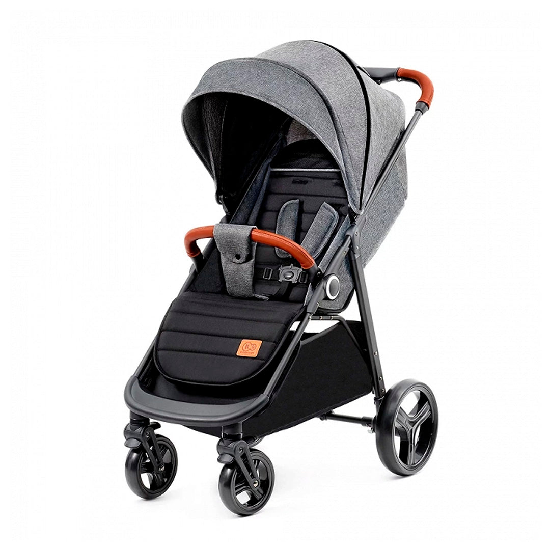 Coche de paseo bebé Kinderkraft GRANDE PLUS gris vista frontal, asiento espacioso con cinturón ajustable de 5 puntos, capota extensible y ruedas delanteras giratorias 360°