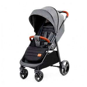 Coche de paseo bebé Kinderkraft GRANDE PLUS gris vista frontal, asiento espacioso con cinturón ajustable de 5 puntos, capota extensible y ruedas delanteras giratorias 360°