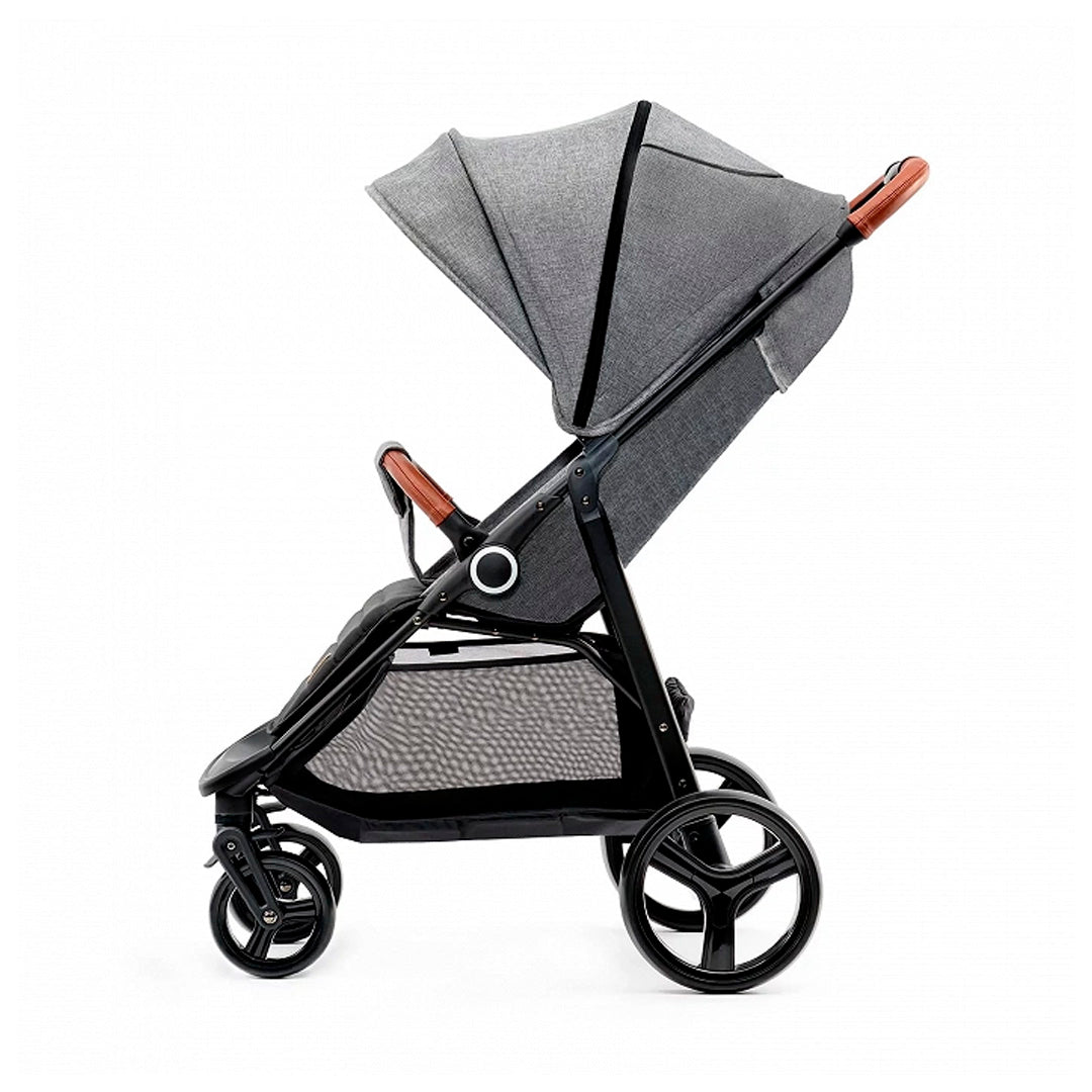Coche de paseo Kinderkraft GRANDE PLUS gris en posición sentada, capota grande con ventanilla, ruedas antipinchazos y sistema de plegado Click & Fold una sola mano