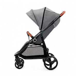 Coche de paseo Kinderkraft GRANDE PLUS gris en posición sentada, capota grande con ventanilla, ruedas antipinchazos y sistema de plegado Click & Fold una sola mano