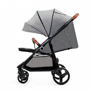 Coche de paseo Kinderkraft GRANDE PLUS gris en posición tumbada, capota amplia extensible, ruedas antipinchazos con suspensión y manillar con detalles en cuero caramelo