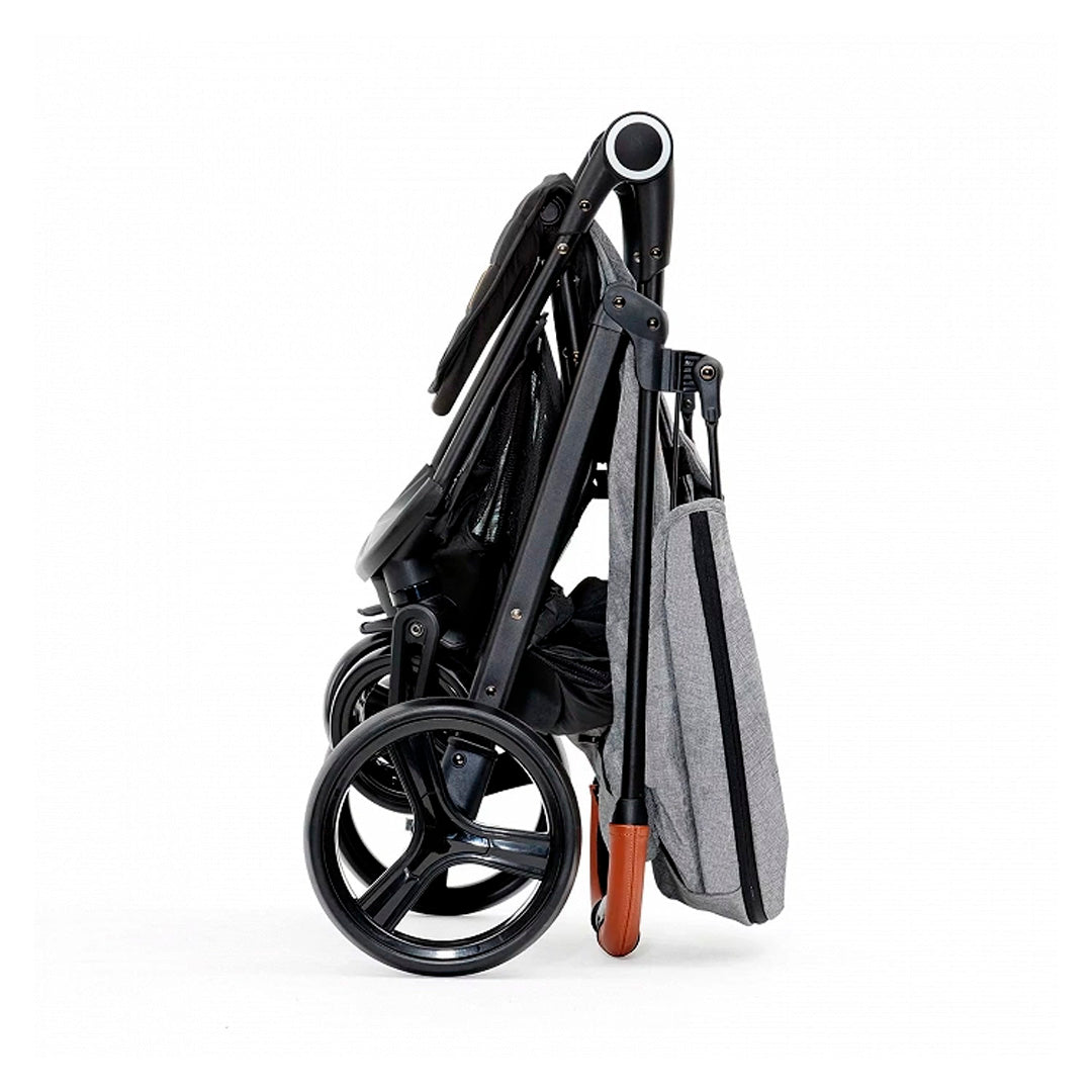 Coche de paseo Kinderkraft GRANDE PLUS gris plegado con sistema Click & Fold una sola mano, compacto y estable, ruedas antipinchazos con suspensión