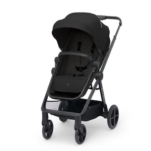 Coche Travel System Kinderkraft NEWLY 3 en 1 negro en modo silla para niños, vista frontal con arnés y capota grande, hasta 22 kg