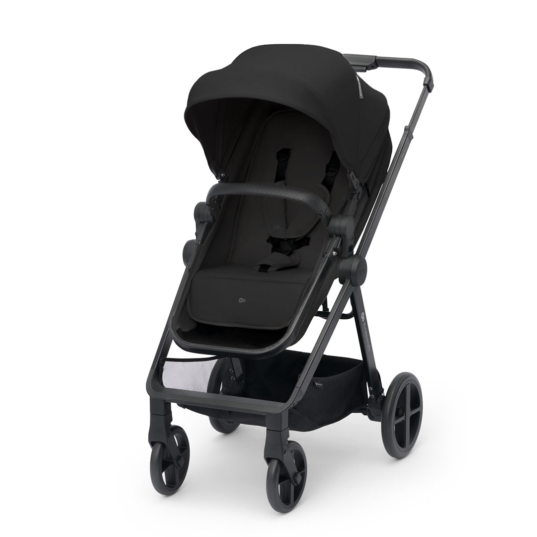 Coche Travel System Kinderkraft NEWLY 3 en 1 negro en modo silla para niños, vista frontal con arnés y capota grande, hasta 22 kg