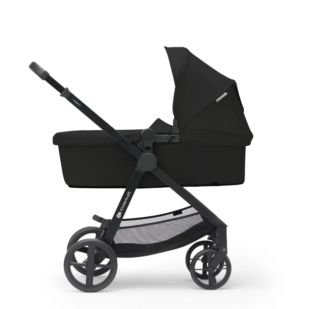 Coche Travel System Kinderkraft NEWLY 3 en 1 negro en modo moisés para recién nacido, vista lateral con capota y cesta inferior