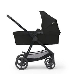 Coche Travel System Kinderkraft NEWLY 3 en 1 negro en modo moisés para recién nacido, vista lateral con capota y cesta inferior