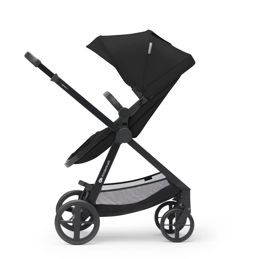 Coche Travel System  Kinderkraft NEWLY 3 en 1 negro en modo silla para bebé mayor, vista lateral con capota grande y ruedas con amortiguación