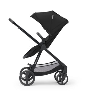 Coche Travel System  Kinderkraft NEWLY 3 en 1 negro en modo silla para bebé mayor, vista lateral con capota grande y ruedas con amortiguación