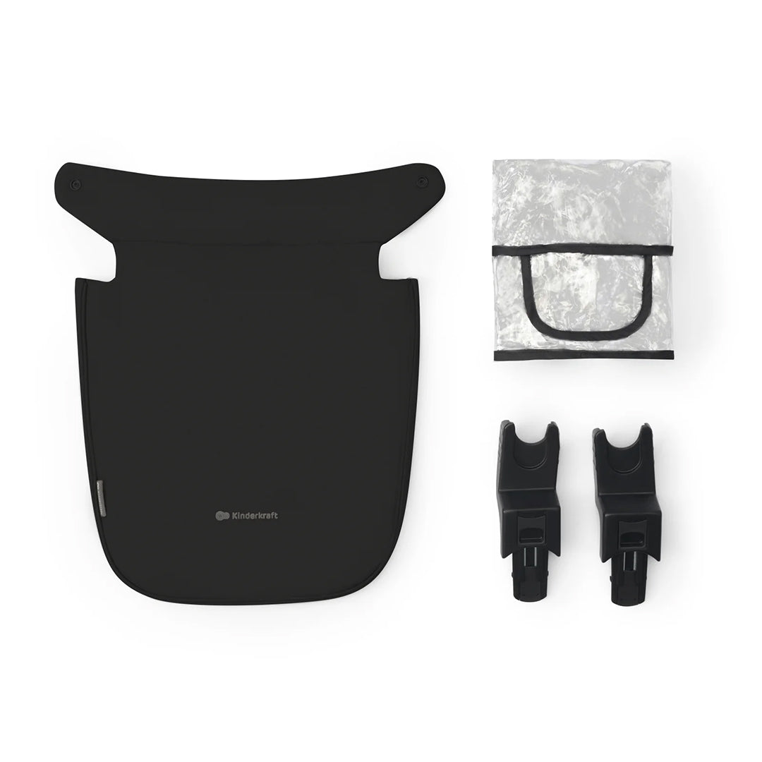 Accesorios incluidos del coche Kinderkraft NEWLY 3 en 1: cubrepiés negro, protector lluvia transparente y adaptadores universales para travel system