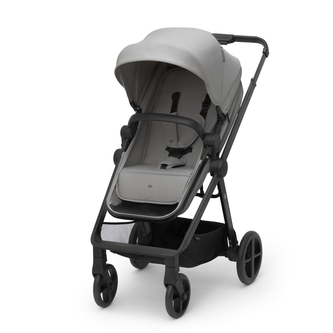 Coche Travel System Kinderkraft NEWLY 3 en 1 gris en modo silla para niños, vista frontal con arnés y capota grande, hasta 22 kg