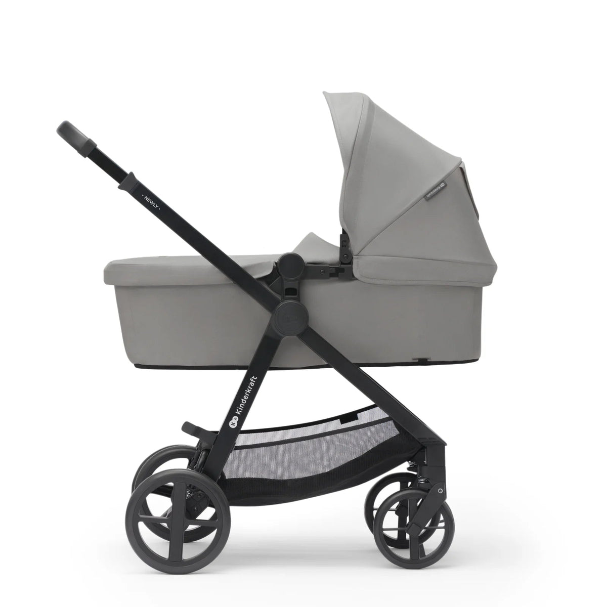 Coche Travel System Kinderkraft NEWLY 3 en 1 gris en modo moisés para recién nacido, vista lateral con capota y cesta inferior