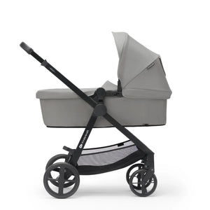 Coche Travel System Kinderkraft NEWLY 3 en 1 gris en modo moisés para recién nacido, vista lateral con capota y cesta inferior