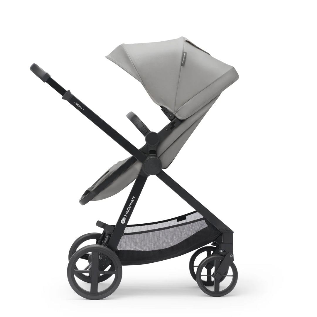 Coche de paseo Kinderkraft NEWLY 3 en 1 gris  en modo silla para bebé mayor, vista lateral con capota grande y ruedas con amortiguación