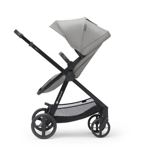 Coche de paseo Kinderkraft NEWLY 3 en 1 gris  en modo silla para bebé mayor, vista lateral con capota grande y ruedas con amortiguación