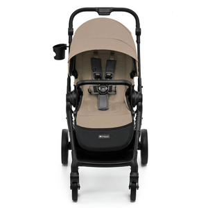 Coche de paseo bebé Kinderkraft YOXI beige vista frontal, arnés regulable de 5 puntos con protectores, capota grande UPF50+ y portavasos incluido
