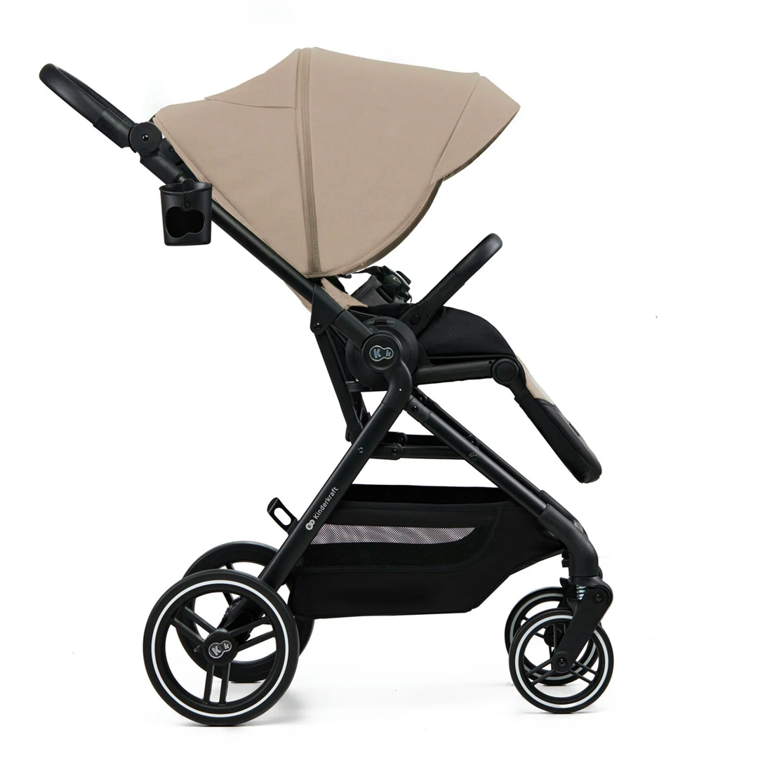Coche de paseo Kinderkraft YOXI beige vista lateral en posición sentada, portavasos incluido, ruedas grandes antipinchazos y reposapiés ajustable, ideal para ciudad