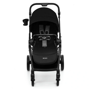Coche de paseo bebé Kinderkraft YOXI negro vista frontal, arnés regulable de 5 puntos con protectores, capota grande UPF50+ y portavasos incluido