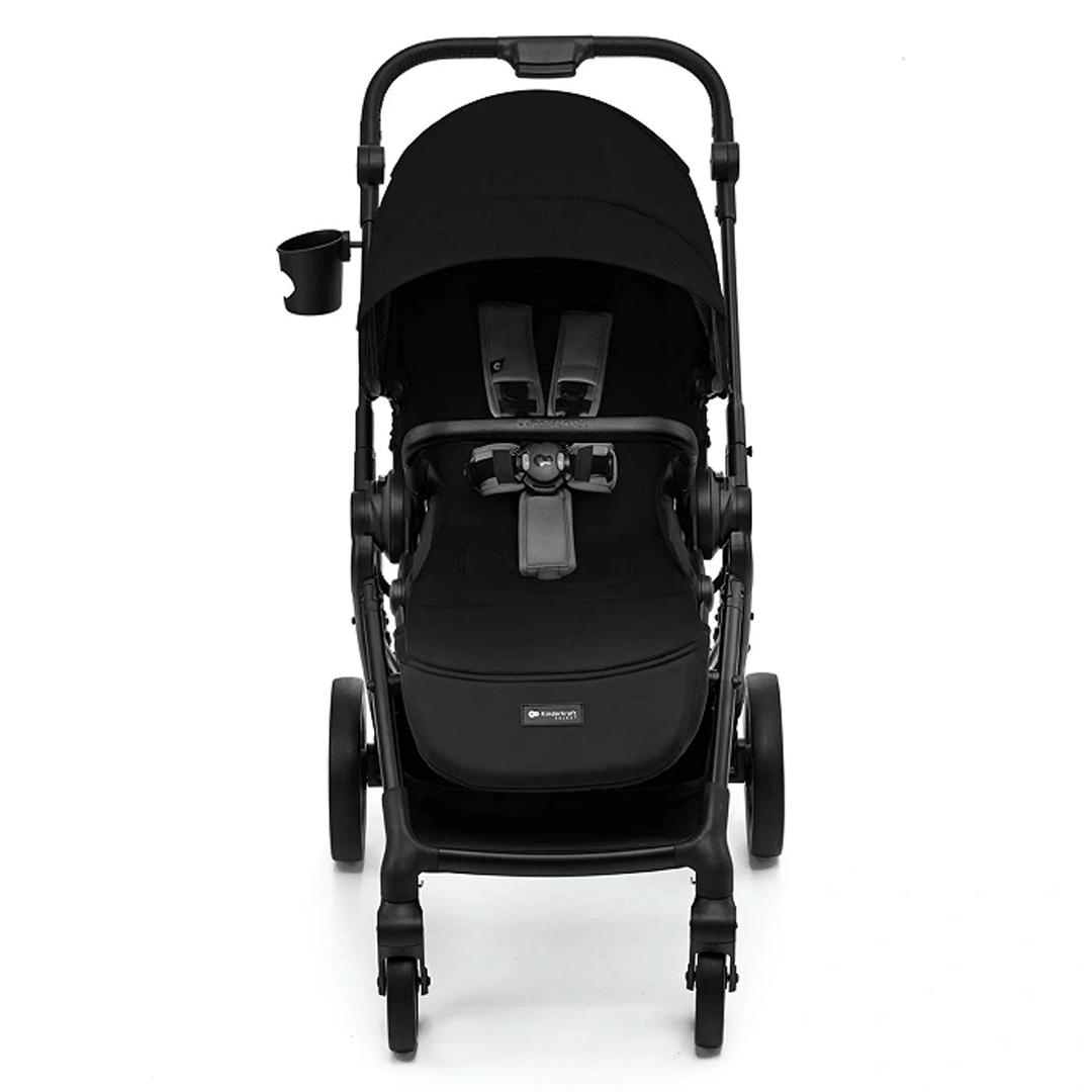 Coche Travel System bebé Kinderkraft YOXI negro vista frontal, arnés regulable de 5 puntos con protectores, capota grande UPF50+ y portavasos incluido
