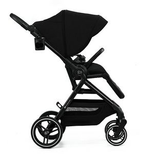 Coche de paseo Kinderkraft YOXI negro vista lateral en posición sentada, portavasos incluido, ruedas grandes antipinchazos y reposapiés ajustable, ideal para ciudad