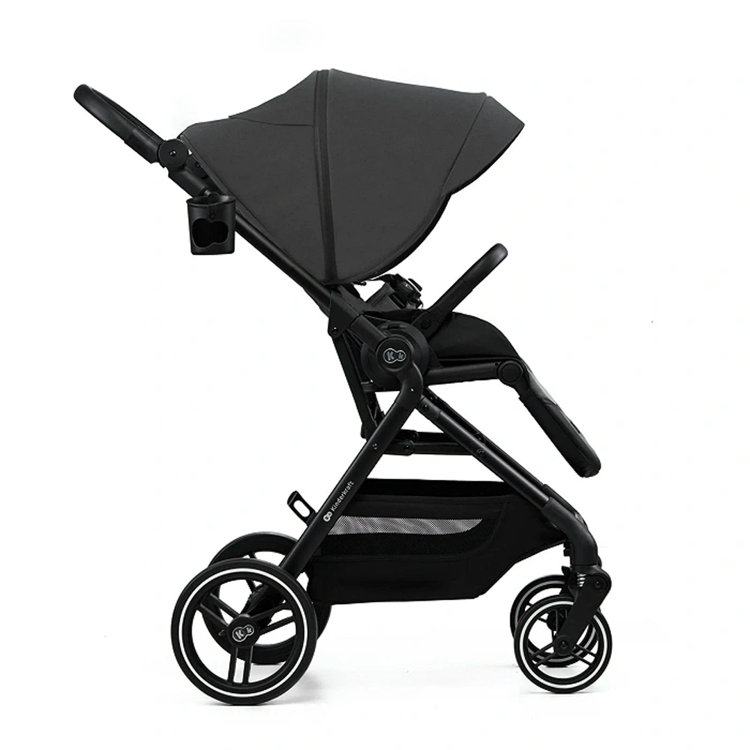 Coche de paseo Kinderkraft YOXI gris vista lateral en posición sentada, portavasos incluido, ruedas grandes antipinchazos y reposapiés ajustable, ideal para ciudad
