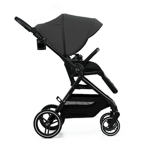 Coche de paseo Kinderkraft YOXI gris vista lateral en posición sentada, portavasos incluido, ruedas grandes antipinchazos y reposapiés ajustable, ideal para ciudad