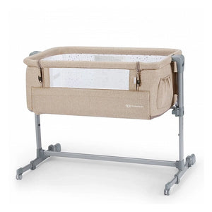 Cuna colecho Kinderkraft NESTE UP beige melange, vista frontal con estructura gris, ventana de malla y ruedas, altura regulable en 5 niveles