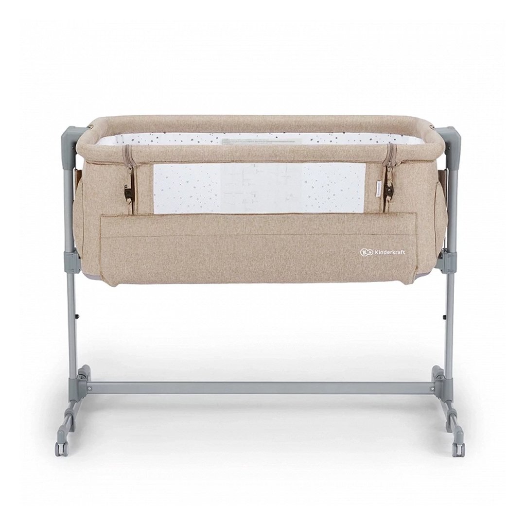 Cuna colecho Kinderkraft NESTE UP beige melange, vista frontal con estructura gris, ventana de malla y ruedas, altura regulable en 5 niveles