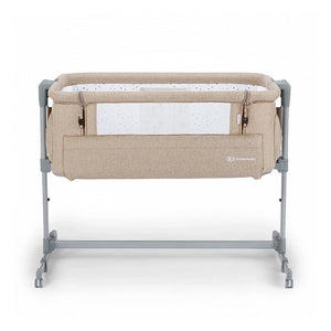 Cuna colecho Kinderkraft NESTE UP beige melange, vista frontal con estructura gris, ventana de malla y ruedas, altura regulable en 5 niveles