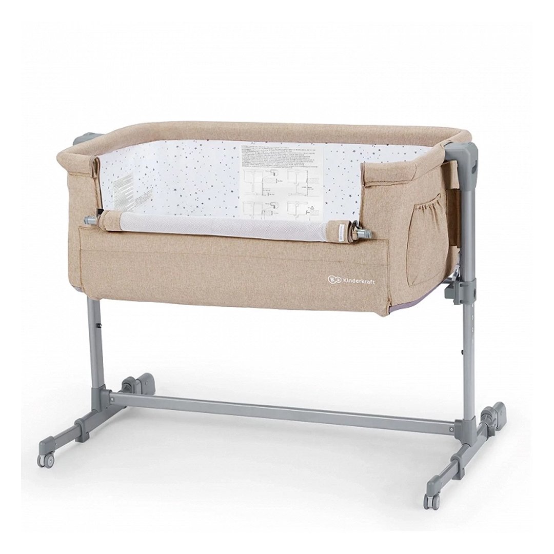 Cuna colecho Kinderkraft NESTE UP beige melange, vista frontal con estructura gris, ventana de malla plegada y ruedas, altura regulable en 5 niveles