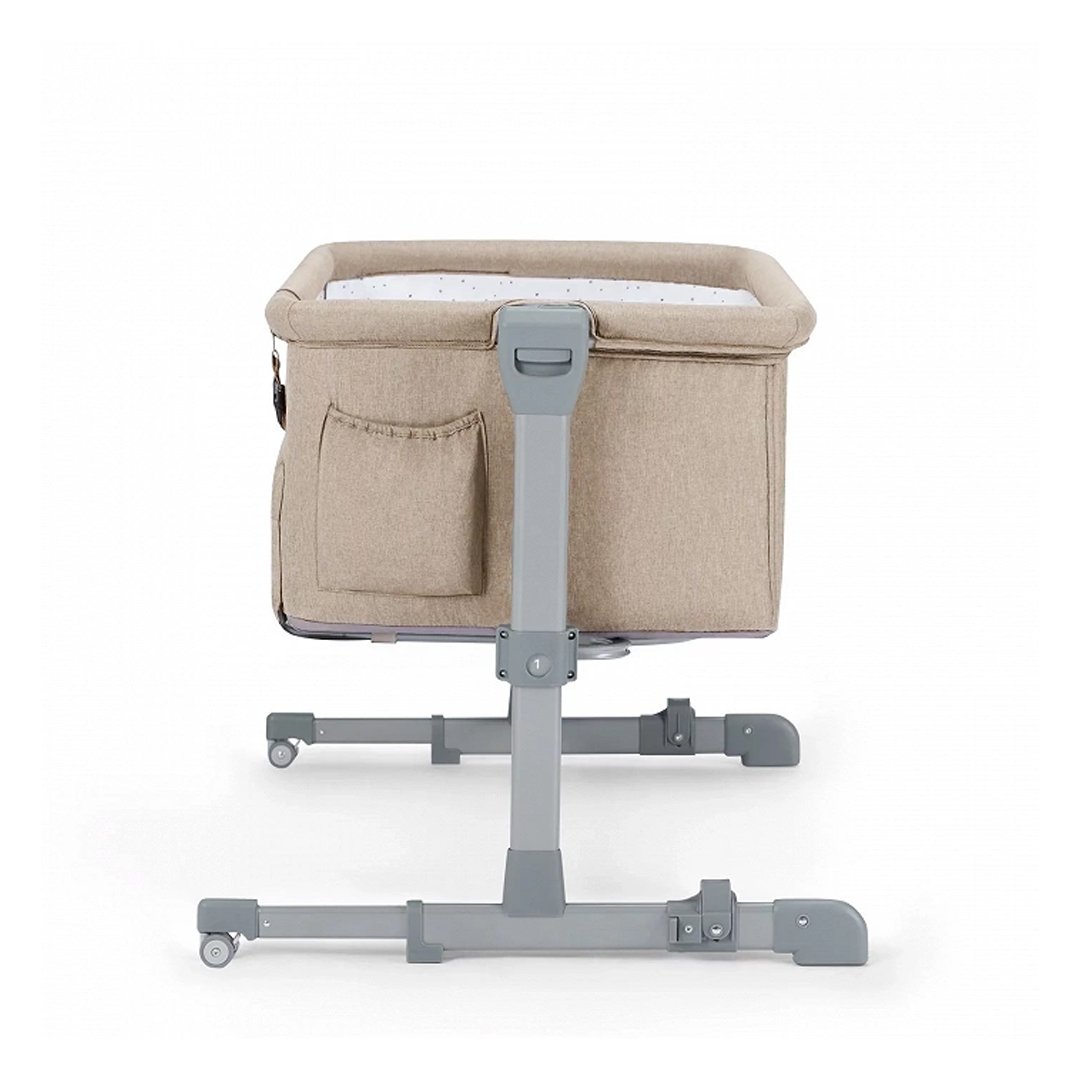 Cuna colecho Kinderkraft NESTE UP beige melange, vista lateral con estructura gris, ventana de malla y ruedas, altura regulable en 5 niveles