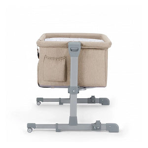 Cuna colecho Kinderkraft NESTE UP beige melange, vista lateral con estructura gris, ventana de malla y ruedas, altura regulable en 5 niveles