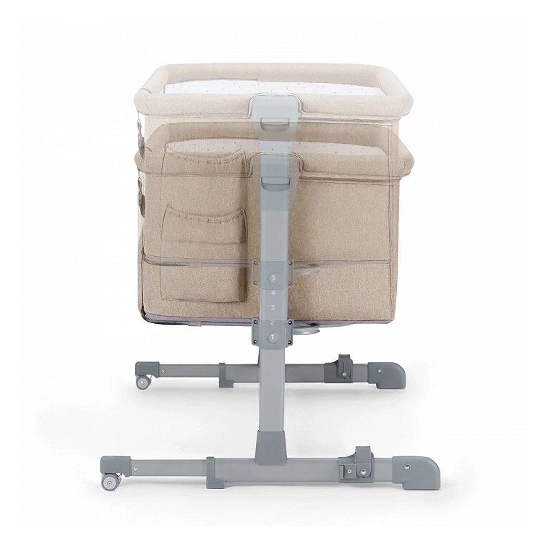 Detalle regulador de altura de cuna colecho Kinderkraft NESTE UP beige, 5 niveles de ajuste visibles en columna central gris con patas ajustables.