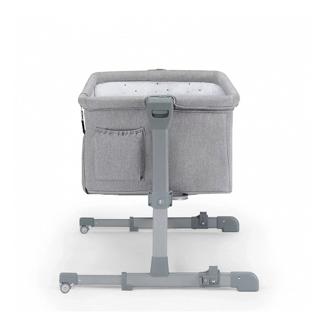 Cuna colecho Kinderkraft NESTE UP gris claro, vista lateral con estructura gris, ventana de malla y ruedas, altura regulable en 5 niveles