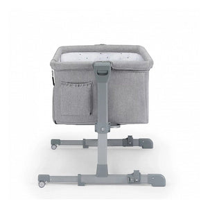 Cuna colecho Kinderkraft NESTE UP gris claro, vista lateral con estructura gris, ventana de malla y ruedas, altura regulable en 5 niveles