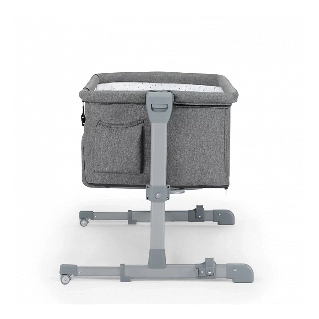 Cuna colecho Kinderkraft NESTE UP gris, vista lateral con estructura gris, ventana de malla y ruedas, altura regulable en 5 niveles
