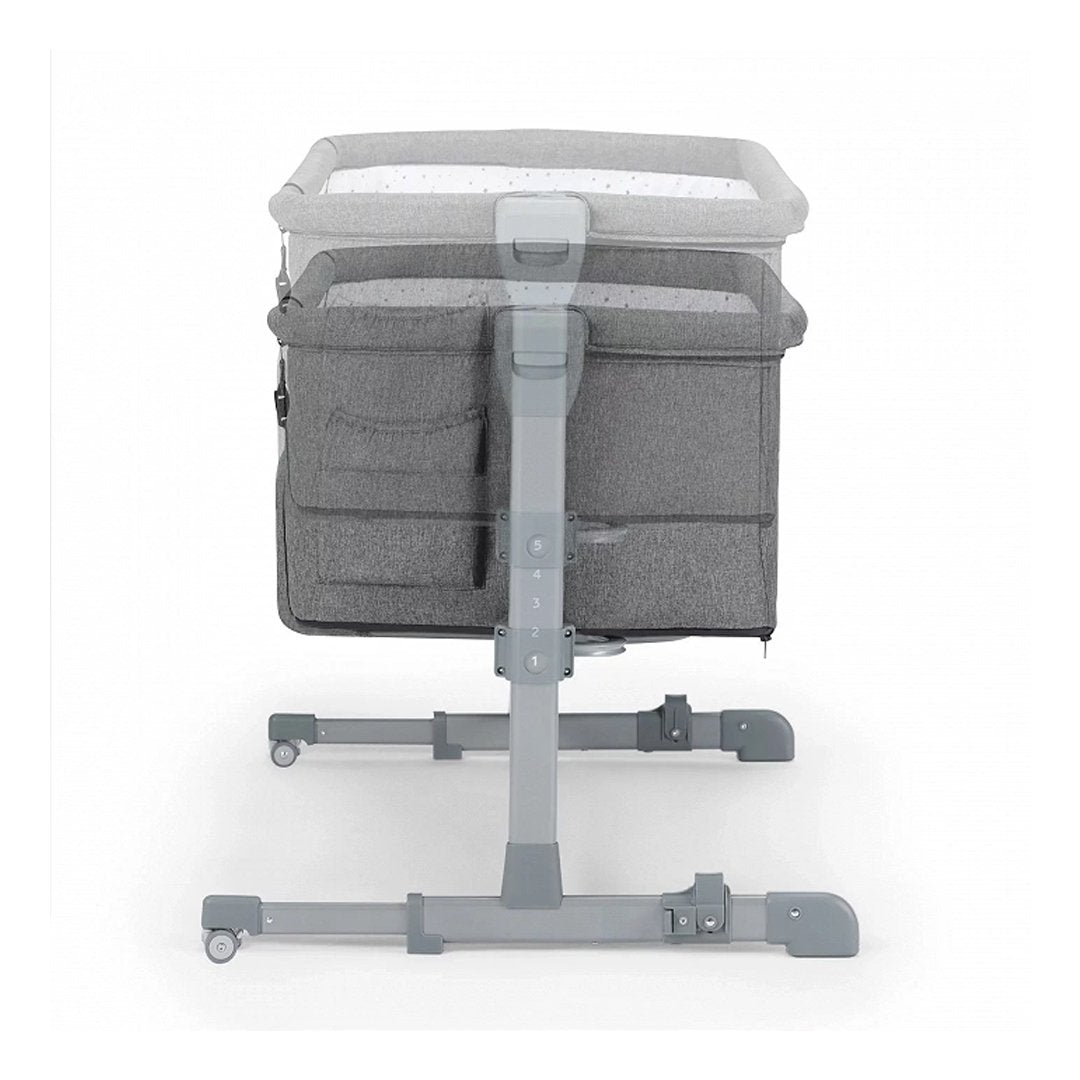 Detalle regulador de altura de cuna colecho Kinderkraft NESTE UP gris, 5 niveles de ajuste visibles en columna central gris con patas ajustables